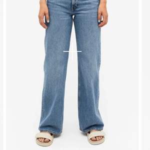 Säljer dessa Yoko jeans från Monki🤍 storlek w25 och avklippta i benen så passar ca 165 🤍