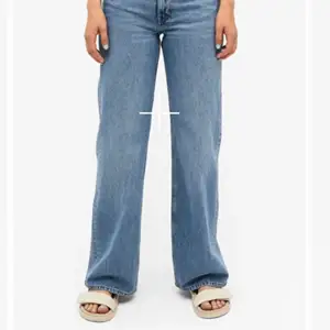 Säljer dessa Yoko jeans från Monki🤍 storlek w25 och avklippta i benen så passar ca 165 🤍