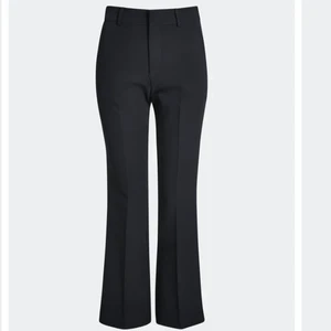 Kostymbyxor  - Säljer dess superfina svarta kostymbyxor från bikbok, använda men i bra skick. Säljer då jag har köpt ett par andra, hör av dig vid funderingar ❤️‍🔥❤️‍🔥