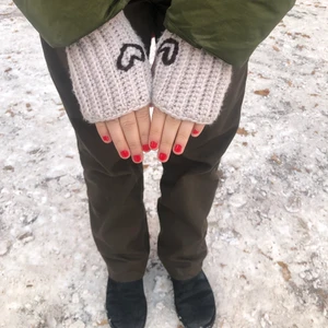 Handledsvärmare - Nu går dessa fina handgjorda handledsvärmare att beställa i valfri färg och motiv hos @noraodesign på instagram!!🤩 så varma, sköna och snygga:) 