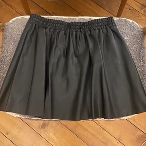 Zadig Kjol - Säljer min Zadig kjol i storlek 16 år (M), resårs i midjan och i skinn. Super snygg! Skriv privat om bild med kjolen på önskas💞