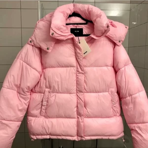 Rosa jacka - Rosa jacka väldigt eftertraktad, från bikbok oversized, jättevarm och mysig💞 Först till kvarn