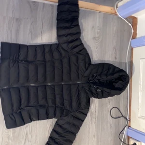 Svart vinterjacka  - Säljer min vinterjacka som är använd en vinter. Håller värme väldigt bra storlek L. Kan skickas om köparen står för frakt.