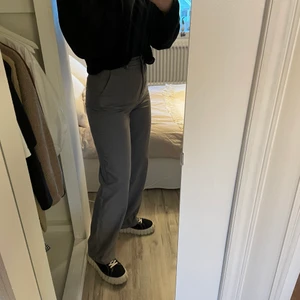 Kostymbyxor - Grå kostymbyxor från nelly (slutsålda) i nyskick! Betalning sker via Swish och jag ansvarar inte för postens slarv! 💗