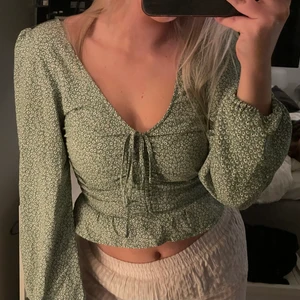 Blommig topp - Grön blommig topp. Är elastisk i ryggen. Storlek XS🥦🥦