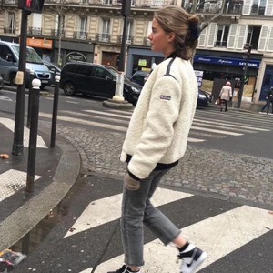 Zara, gråa jeans strl.34 - Jag säljer dessa gråa jeans från Zara i storlek 34🧚🏽‍♀️ Sjukt snygga och går lätt att matcha till allt möjligt😋 