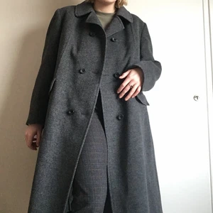 Lång grå kappa/rock med axelvaddar  - Lång grå kappa/rock med axelvaddar köpt secondhand. Perfekt lång och slank. Toppen skick!