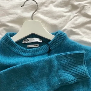 Blå stickad tröja - Så fin klarblå tröja från Zara i cashmere. Strl S, passar XS också. Obs! Lånade bilder från förra ägaren. Lagt bud är bindande!💙