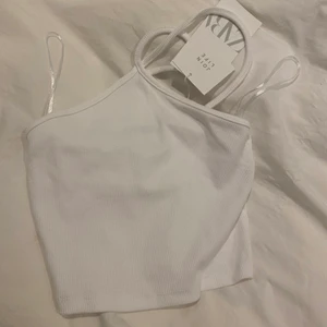Vit topp från zara prislapp kvar - Fin topp från zara med korsade band - så fint! Tyvärr har den inte kommit till användning och prislappen är kvar. Vit. Storlek S. Frakt ingår i priset. 
