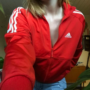 Röd adidas - Röd adidas zip-up i perfekt skick, frakt tillkommer