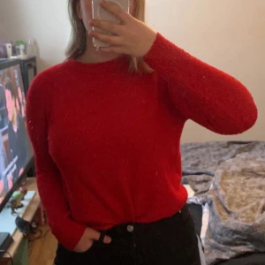 Röd stickad tröja  - Säljer min fina och sååå sköna stickade tröja från Pull & Bear! Använd några gånger, men är fortfarande i väldigt bra skick!🥰