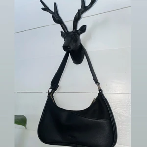 Axelväska från Don Donna - Axelväska från Don Donna. Använd cirka 2 gånger då den inte riktigt är min stil. Nypris: 499kr.