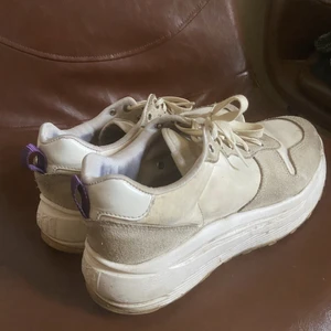 EYTYS Sneakers  - Eytys Kräm Vita! Använda men i bra skick. Sulan är hög och väldigt sköna!✨