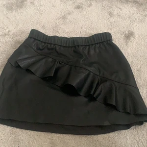 Från mywearyoung i storlek 134/147 - Den tvättas vid köp och är ganska gammal men använd bara typ 3 gånger. Väldigt bra kvalite och gjord i fake skin.