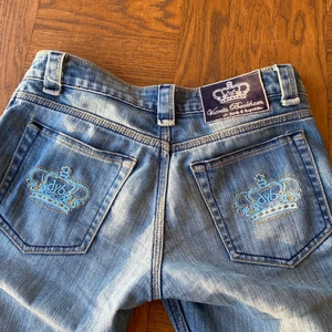Victoria Beckham Jeans - Skitsnygga Victoria Beckham jeans som jag säljer pga för små för mig:( köptes på plick för några månader sedan. Lågmidjade bootcut som skulle sitta skitbra på någon lite mindre. Midjemåttet är 70 cm och jag är 165☺️ Små i storleken skulle jag säga
