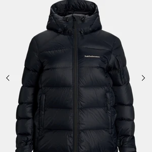 Peak performance jacka - INTRESSEKOLL! Super fin rosa peak performance jacka, den är i samma modell som den svarta dock sitter peak märket på luvan och inte armen på min då designen på denna modellen nog ändrats lite då min är ca 2 år! Den är super skön och super fin ljus rosa färg dock väldigt lite kort i ärmarna för mig vilket stör mig tyvärr! Håller värmen super bra och denna har även en ficka för lift pass då denna jacka fungerar utmärkt att åka skidor i! 