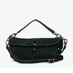 Grön unlimit väska nitar - Supersnygg grön nit väska!! Nypris över 1000 kr (Bilden gör inte färgen rättvisa, grönare i verkligheten), knappt använd, obs har ej kvar det långa bandet!