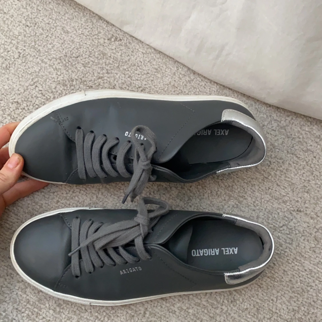 gråa axel arigato  - 91