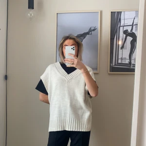 Väst  - Stickad väst. Prislapp kvar, aldrig använd! Frakt tillkommer 