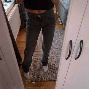 Grå super snygga byxor från zara - Super sköna och snygga jeans från zara, lågmidjade och långa skulle jag säga. Jag är 163 och dom är lite för långa på mig. Väldigt populära då de är slutsålda på hemsidan. Köpare står för fraktkostnaden 66kr brukar de ligga på. Om flera är intresserade så är de högst bud som gäller! Just nu ligger högsta budet på 300kr