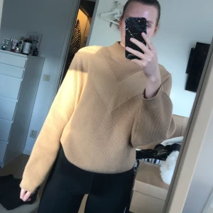Stickad tröja - En väldigt skön stickad tröja som är en bredare och kortare modell. Säljer då jag beställde fel färg. Köparen står för frakten☺️