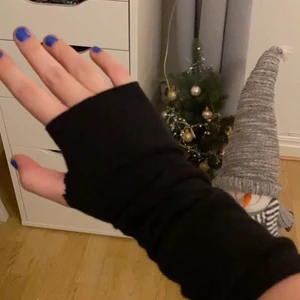 Svarta torgvantar/handledsvärmare  - Svarta torgvantar/handledsvärmare. Säljer för att jag har andra jag använder hellre. Aldrig använda. 💗Köparen står för frakten som är 10kr💗