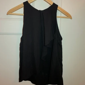 Zara Blus - Svart blus från Zara i storlek XS. Fint skick och snygg passform❣️ Säljer för 60kr!