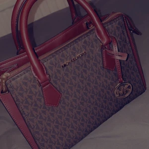 Michael Kors mindre handväska - Säljer min mindre väska ifrån MK då jag inte har större användning för den och tänker att det finns nån som hellre tar hand om denna pingla☺️