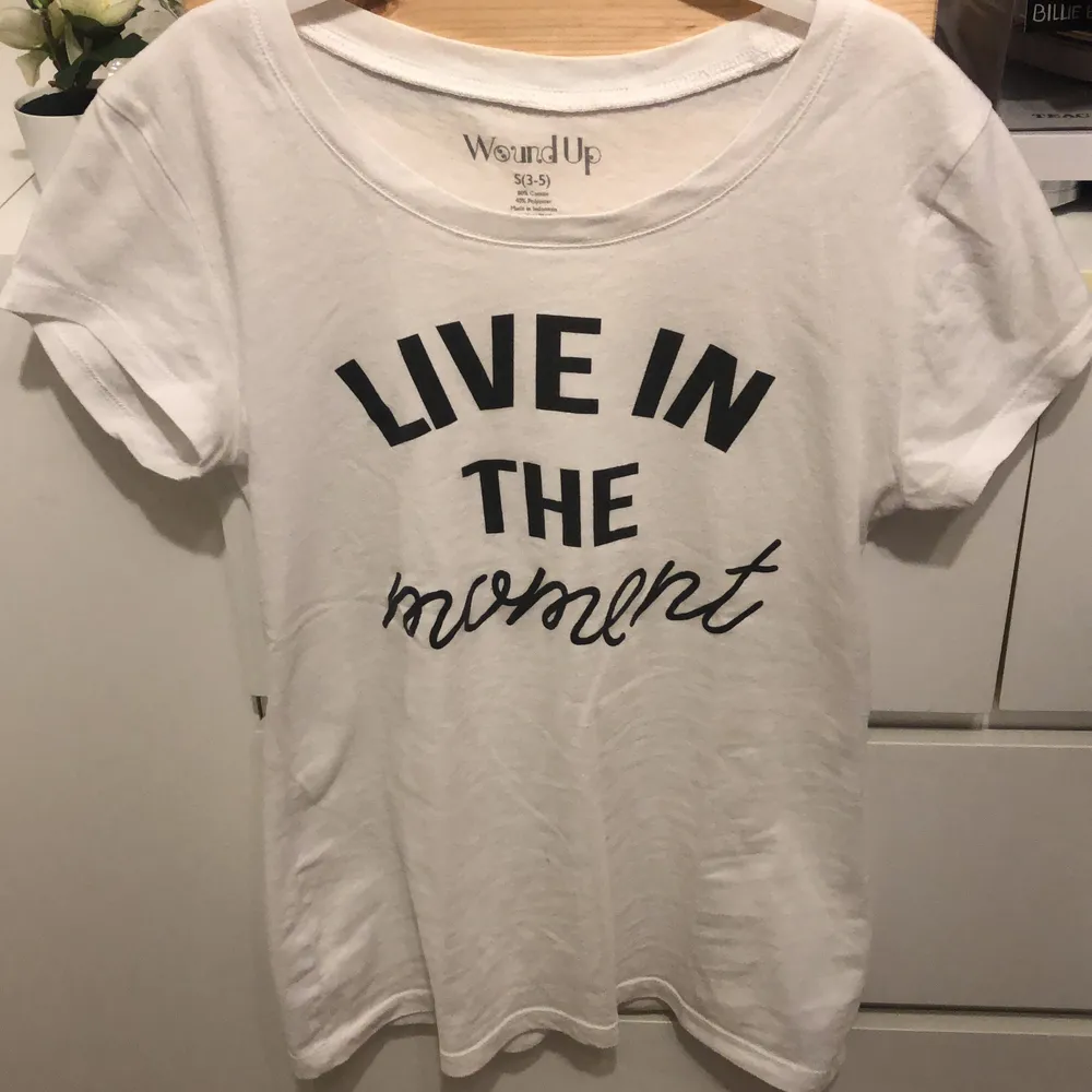 Köptes i USA, på den står det ”Live in the moment”. Tröjan är i storlek S, för mig så är den lite för ”trång” vid armarna. Har inte andvänt den mer en 5 ggr :). T-shirts.