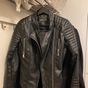 Skinnjacka storlek S - Svart skinnjacka storlek S