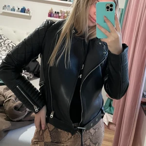 Zara jacka - Säljer min fina skinnjacka från Zara. Den är i storlek xs, men den sitter som en S på mig som ni ser på bilden! 💕😊