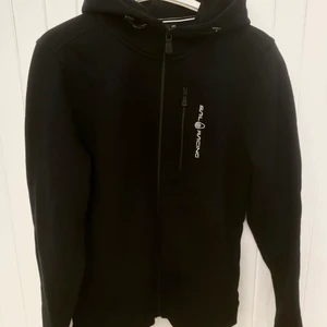 Sail Racing hoodie - Säljer denna helt oanvända hoodie som jag köpte för cirka ett halvår sedan men ej kommit till användning alls.  Nypris ligger på:899kr.  Den är köpt från Kidsbrandstore och storleken är 170 vilket motsvarar S i vanlig storlek. 