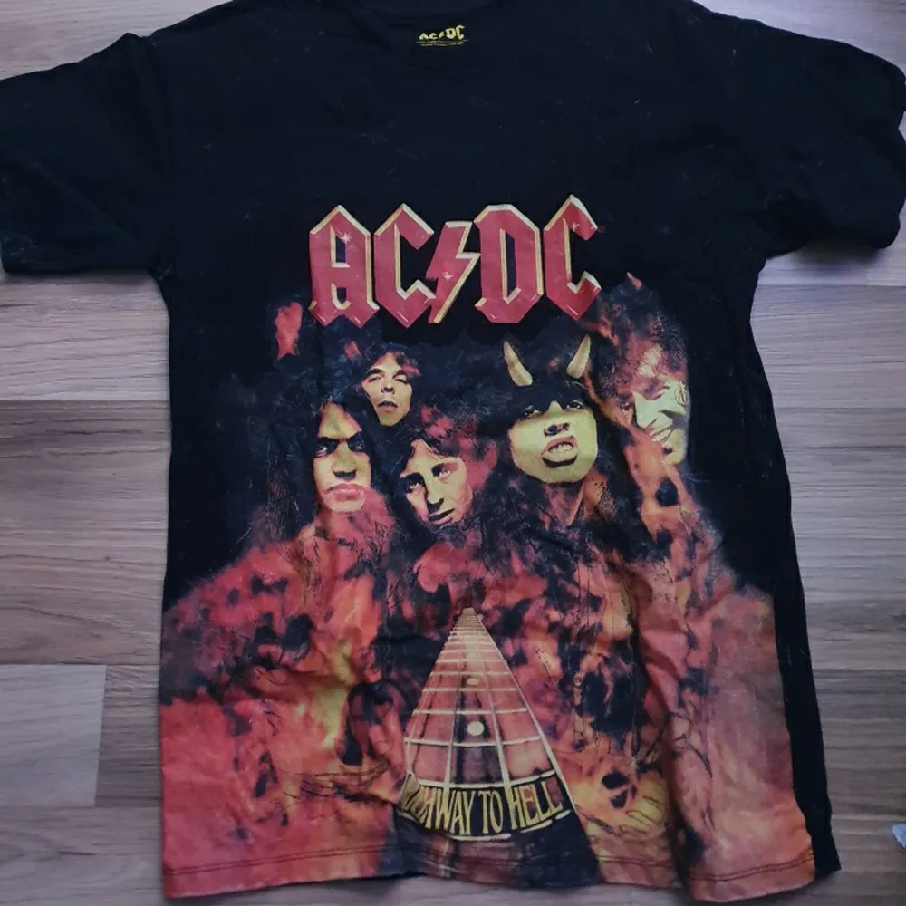 Säljer denna sjukt snygga ac/dc tröja, kom privat om ni vill köpa.. T-shirts.