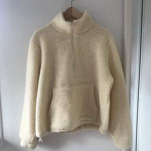 Teddy tröja - Teddy tröja i stl. L. Använd endast en gång. Köparen står för frakten. 