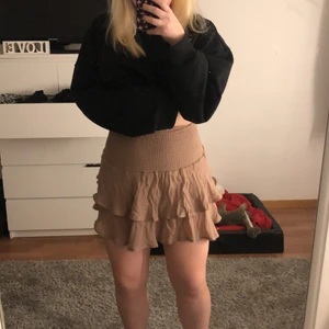 beige kjol från shein - endast testad, s men stretchig i materialet! nypris var 120kr tror jag! frakten är inräknad i priset