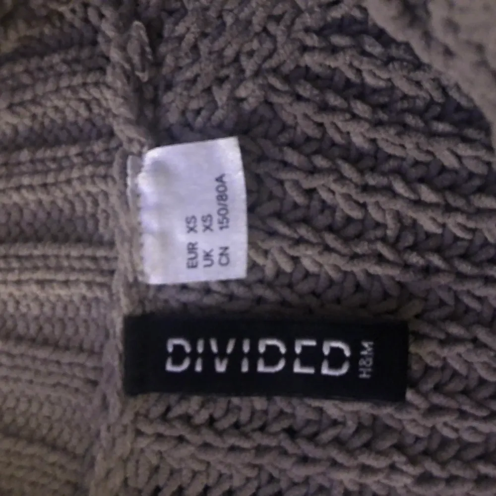 H&M stickad tröja, storlek: XS, använt en gång. 80kr + frakt :). Stickat.