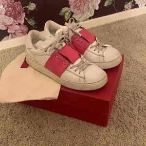 Valentino skor - Valentino skor i en unik rosa färg i storlek 38 funkar även för storlek 37💗💗