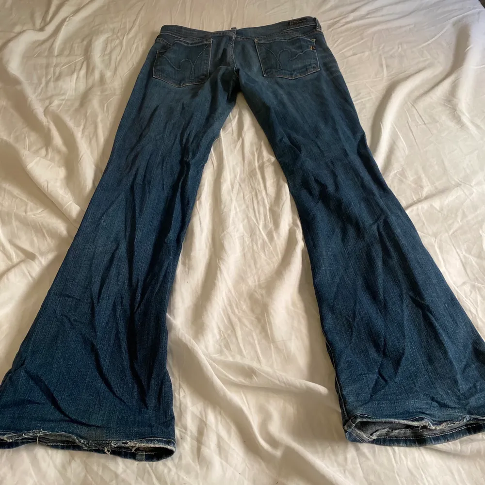 Så snygga blåa bootcut jeans i storlek 30. Sitter bra på mig som är 168. Köpare står för frakt annars möts jag gärna i Stockholm. Skriv privat för eventuella frågor💗. Jeans & Byxor.