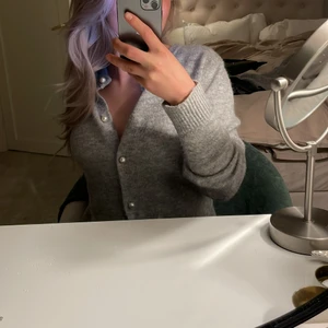 Tröja - Grå tröja, funkar som kofta (knappar hela vägen så kan ha helt öppen eller helt stängd) som ny👌🏻