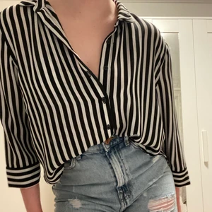 Randig skjorta med korta ärmar - Superfin business-casual skjorta med svartvita ränder! Ärmarna är trekvarts 🖤🤍