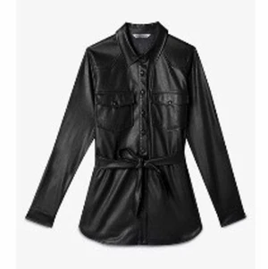 Läderjacka  - Läderjacka från stradivarius. Väldigt fin, aldrig använt! Nypris: 450kr. Storlek M men passar även S/XS då den är lite liten i storleken. 