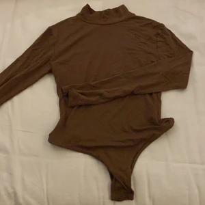 Brun body - Brun body, ej använd då jag inte klär i färgen. Sitter tajt!