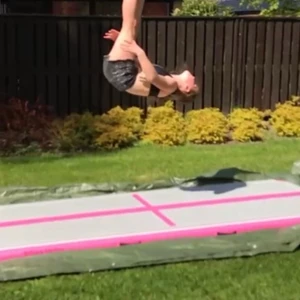 Airtrack från airtrackfactory och pump  - 3x1 m och i fint skick. Nypris=3800.  Pris bara airtrack : 500 pris bara pump : 300 pris allt: 800kr. Postas ej