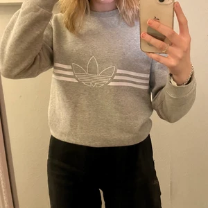 Adidas crewneck grå - Använd ca 2 gånger men inget som syns på plagget. Grå långärmad tröja med mysigt material på insidan. Storlek M men passar bra på folk som har storlek S