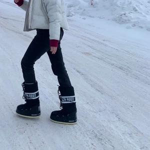 MOONBOOTS ST. 35-38 💖 - MOONBOOTS i st. 35-38💘 som sparsamt används 3-4gånger under förra vintern! Bra skick utan vidare defekter eller skråmor, som nya! Skorna är väldigt anpassningsbara efter storlek och form! Skriv privat för fler bilder eller frågor🐻💖