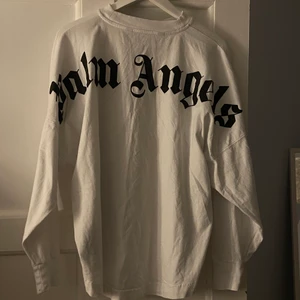Palm angels tröja  - Storlek small, unisex. Har en sminkfläck (se bild), kör budgivning 