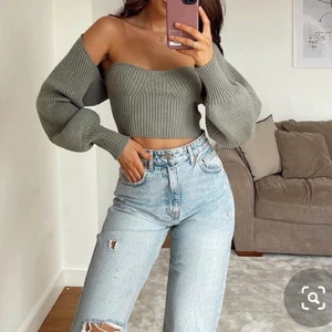 Stickad bandeutop och bolero - Säljer detta set, i en fin grön färg! En stickad bandeutopp och en tillhörande bolero/armvärmare. Endast provad, köpt på plick innan 💌 