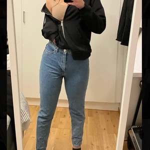 Jeans - Jeans från GinaTricot, använda 2 ggr. Säljer då de är lite små och för korta för mig. Skulle säga att de snarare är 36 än 38!