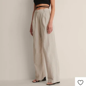 Linné aktiga byxor från NA-KD - Säljer dessa jättefina byxor i strlk 40 använd endast 2 gånger. Köpta för 399kr så säljer för 120kr. Kan mötas i hudiksvall annars står köparen för frakten 💞