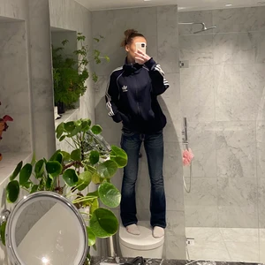 Marinblå adidas zipup  - Säljer en favorit då jag behöver pengar. En marinblå Adidas zipup i dunder skick, inga synliga tecken på användning alls. Det står ingen storlek men skulle säga att den sitter som en M. Den sitter snyggt baggy på mig som är ca 165 å bär Xs/s❤️
